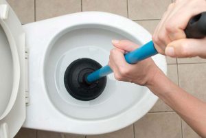 گیر کردن فندوق در چاه توالت