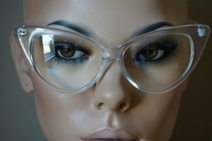 فریم عینک گوچی که فقط یک لنز دارد